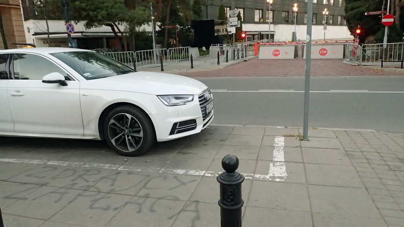 20-PA090133 -- Cała ta szopka z barierkami i podnoszonymi z jezdni zaporami nikogo nie uchroni przed odpowiedzialnością