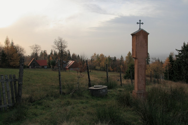12-IMG 5267 -- Po przeciwnej, północnej stronie szlaku znajduje się kapliczka świętego Józefa. Niżej widzimy zabudowania osiedla Magurka Straceńska. Cembrowina kryje źródło; trudno powiedzieć, jak sytuacja ma się w epoce galopujących zmian klimatycznych, lecz ponoć dawniej dawało wodę nawet w najsuchsze lata