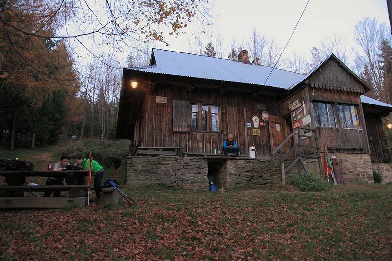 63-IMG 5477 -- Pod Potrójną... jak to pod Potrójną: jeśli akurat nie ma balu, panuje kojący spokój. Gadamy z nowym (dla nas) gospodarzem,
następcą Mariusza (i Kruczka). Aktualny chatkowy okazuje się nurkiem, który spędził trochę czasu w Ameryce Północnej