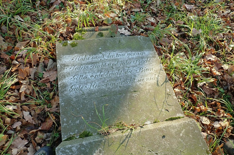 09-PB170066 -- <i>Ruhe sanft, der treu gewesen
Jedem recht und jeder Pflicht;
Gottes Erde drückt die Bösen,
Gute Menschen drückt sie nicht.</i>