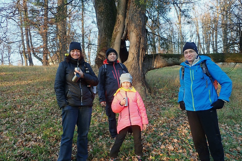 16-PB170082 -- Eliza, Toudi, Wiktoria i Sebastian. Jest zimno!
Ostatni raz w takim gronie byliśmy w terenie 9 lutego 2014 roku (<a href="http://dziennikgorski.type.pl/?p=2530" target="_blank">LINK</a>)