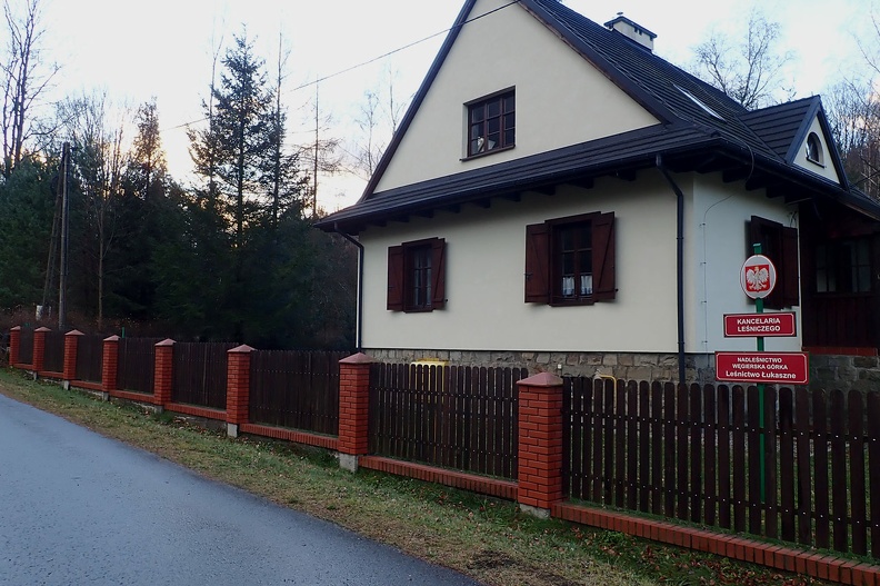 05-PC080083 -- Obok leśniczówki Łukaszne skręcamy w lewo...