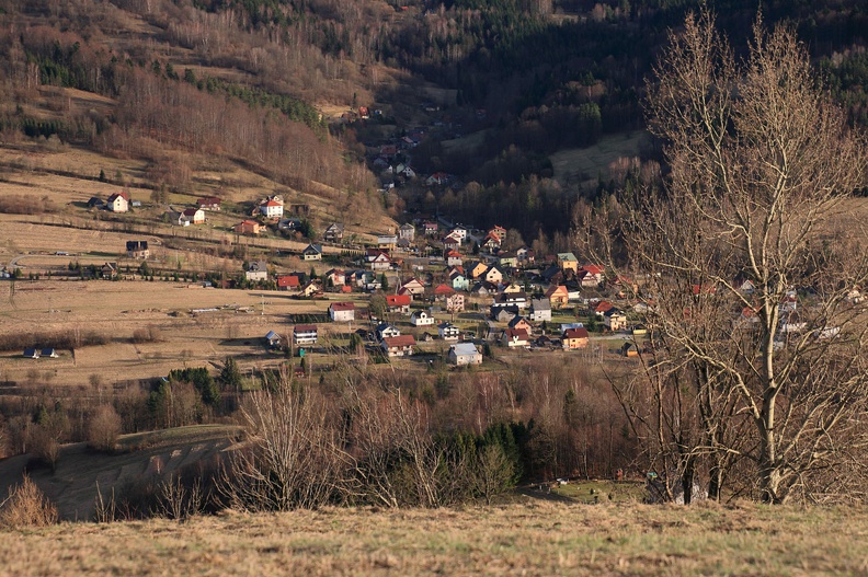 107-IMG 6209 -- Po stronie południowo-wschodniej: przycupnięte nad Potokiem Świętych centrum Pewli Wielkiej