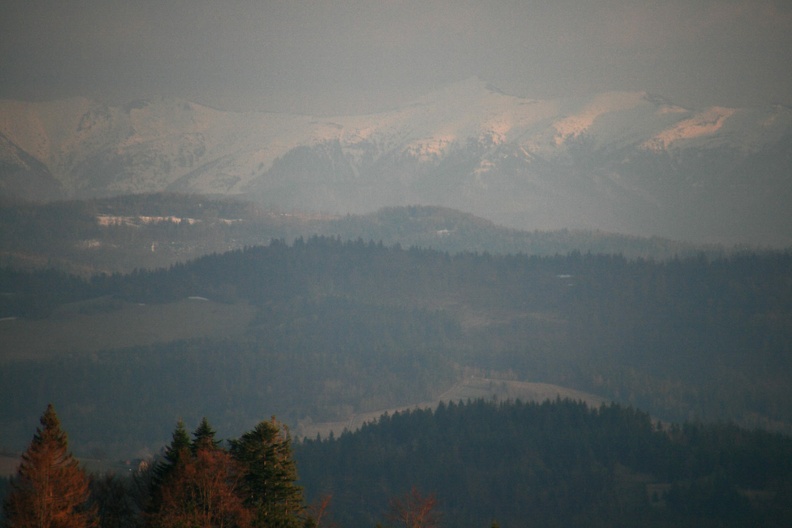 166-IMG 7177 -- Jeszcze bardziej na prawo: Veľký Kriváň (pośrodku kadru) i Pekelník (o mniej wyraźnym konturze)