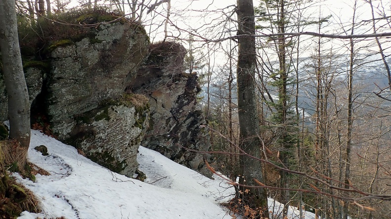 51-P4140757 -- Pod szczytowymi wychodniami skalnymi po północnej stronie leży jeszcze spora śnieżna kołdra