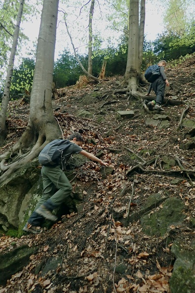 09-P4240194 -- W drugim "kanioniku" chłopcy
podejmują próbę wspinaczkową