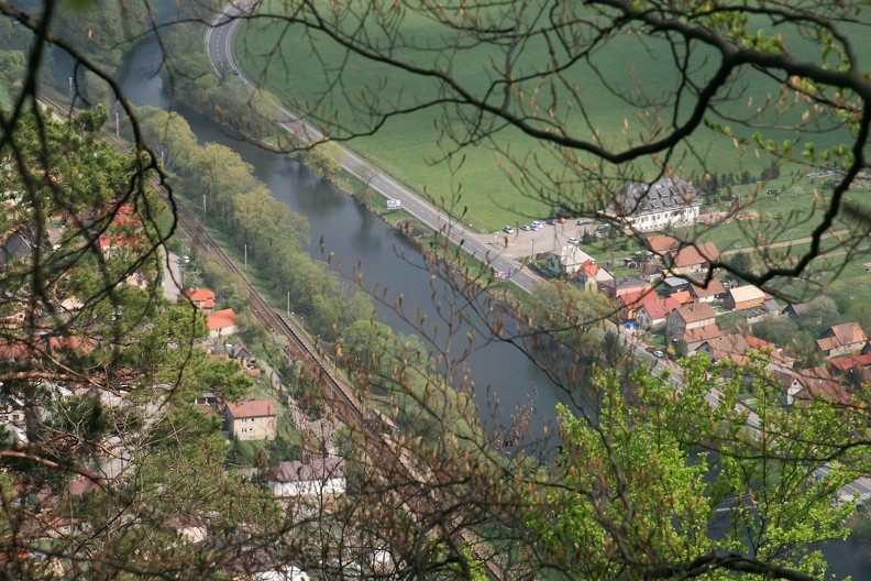 026-IMG 7336 -- ...pojawiają się zabudowania wioski Švošov i – na południowym brzegu Wagu (z prawej) – miejscowości Hubová